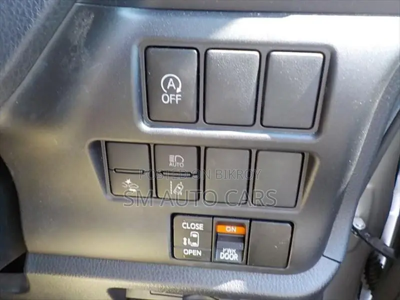 Toyota Noah Non Hybrid X Silver 2021