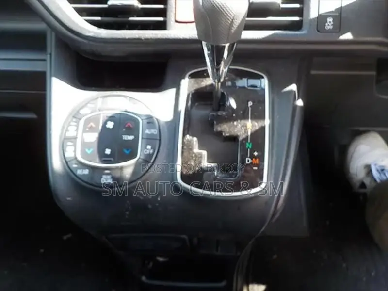 Toyota Noah Non Hybrid X Silver 2021