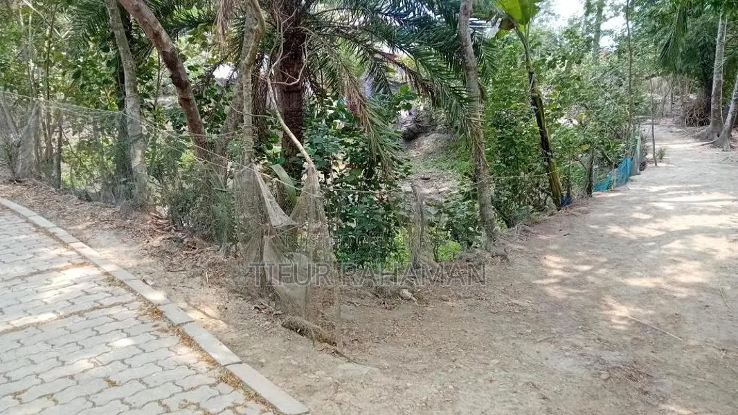 কুয়াকা,পায়রাবন্দর,পুকুর সহ বাড়ির প্লেজ ১৭শতক জমি সর্বমোট ১৪০০০০০ টাকা