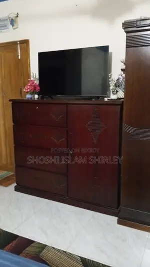 মালোশিয়ান ও কাঠের ওয়ারড্রব