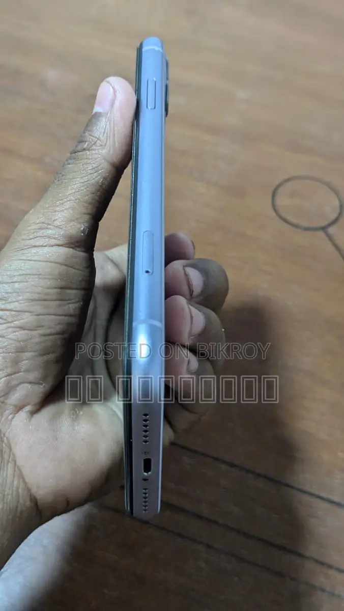 Apple iPhone 11 . (Used)