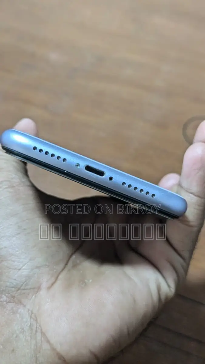 Apple iPhone 11 . (Used)