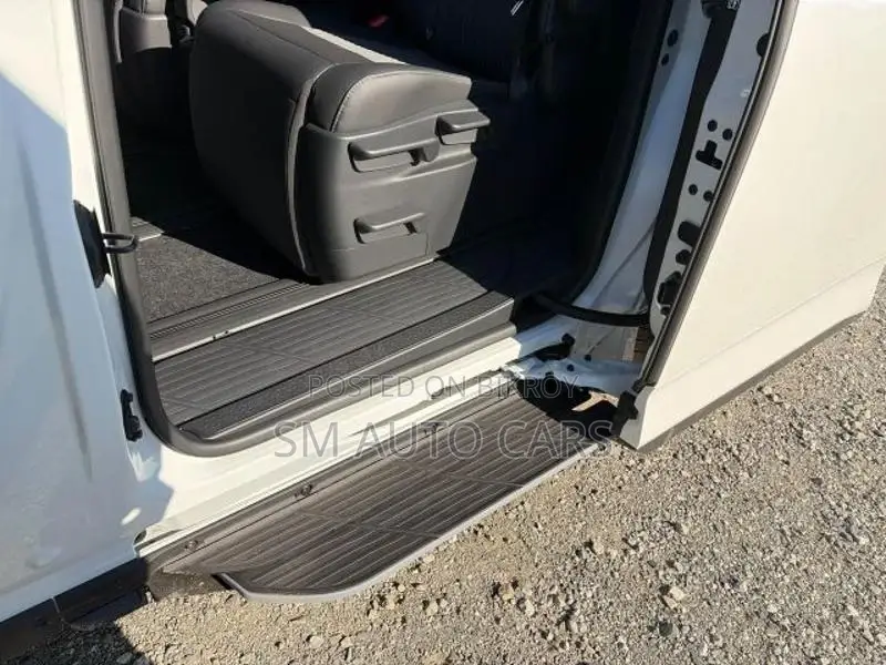 Toyota Noah Hybrid SZ Pearl New 2025