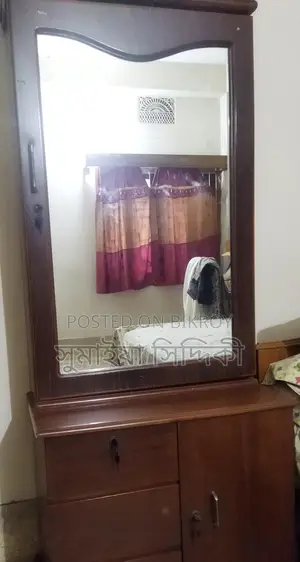 পুরাতন ড্রেসিং টেবিল