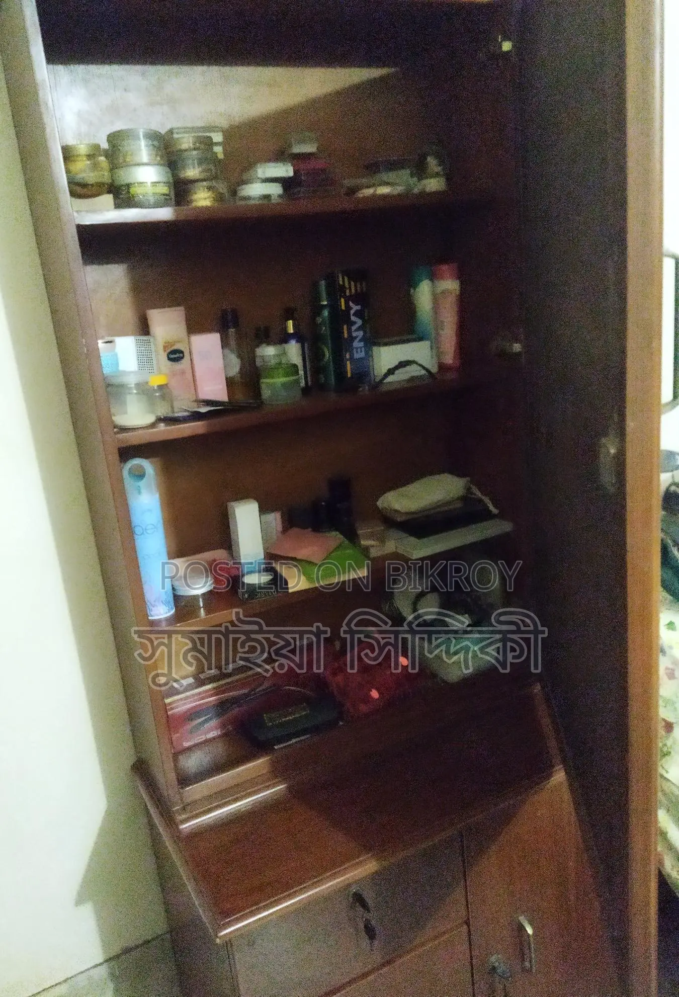 পুরাতন ড্রেসিং টেবিল