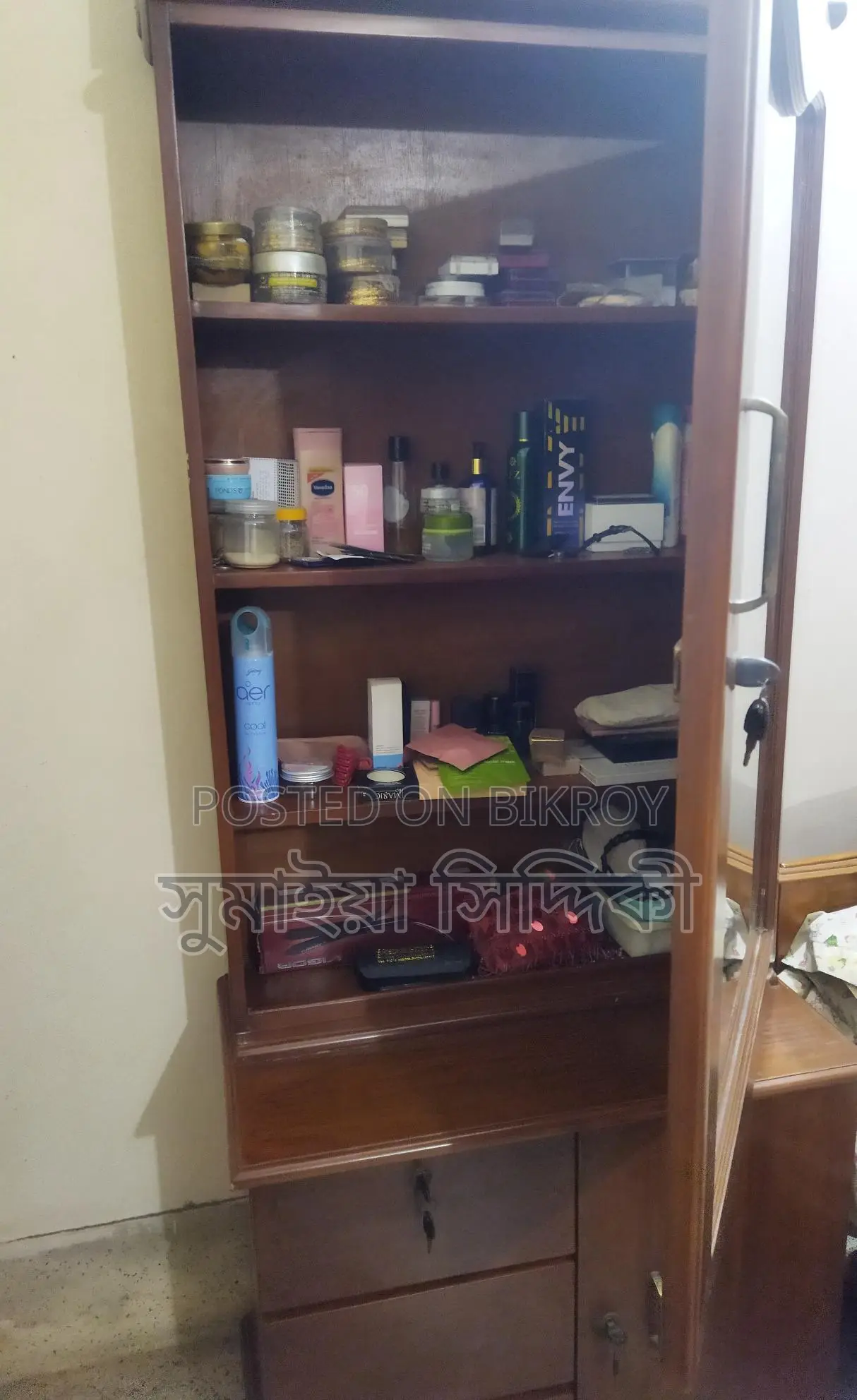 পুরাতন ড্রেসিং টেবিল