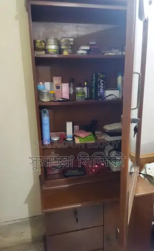 পুরাতন ড্রেসিং টেবিল
