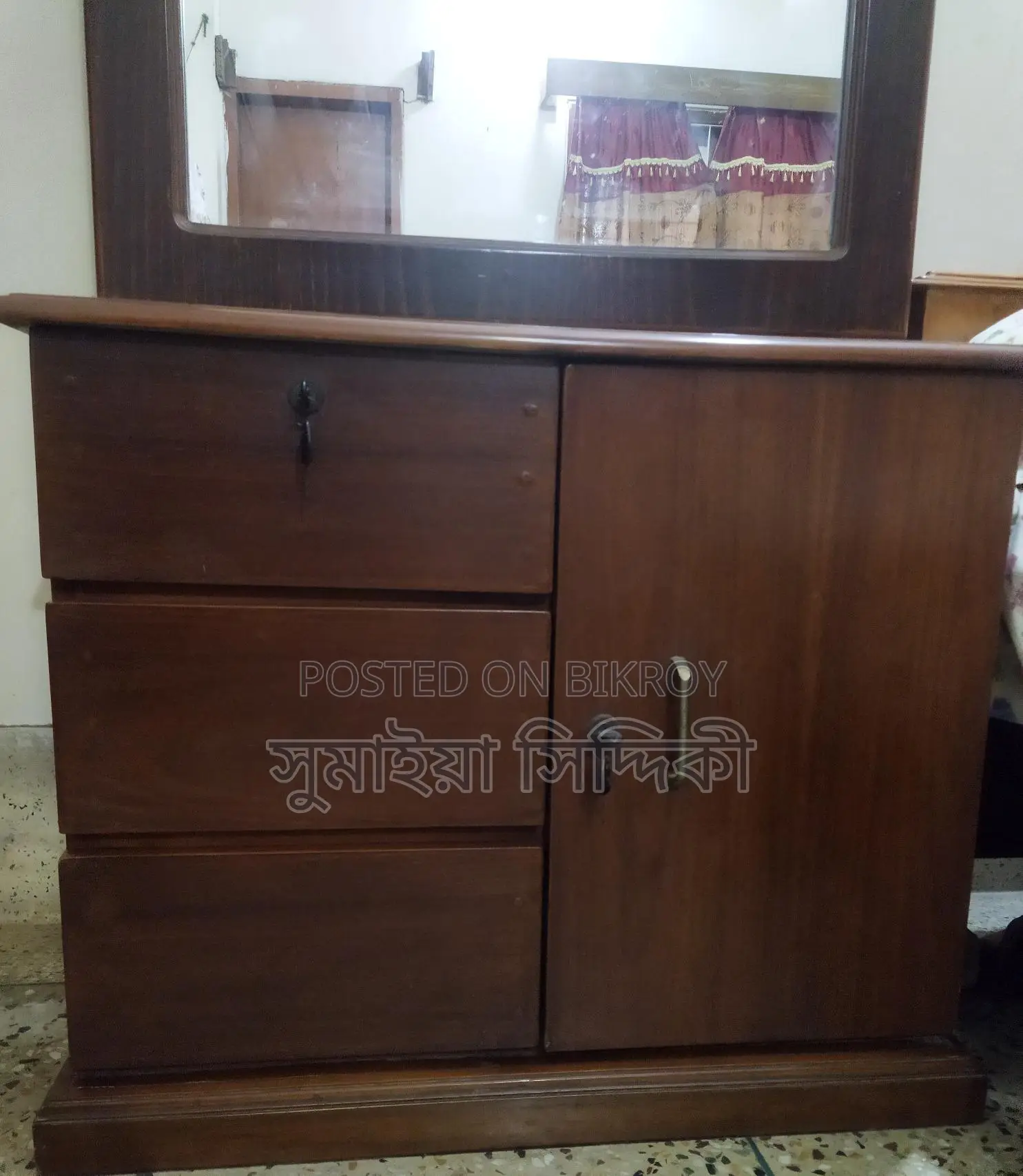 পুরাতন ড্রেসিং টেবিল