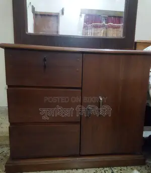 পুরাতন ড্রেসিং টেবিল