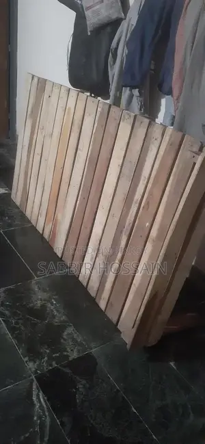 ব্যবহৃত একটি মজবুত কাঠের চোকি বিক্রি করা হবে।
