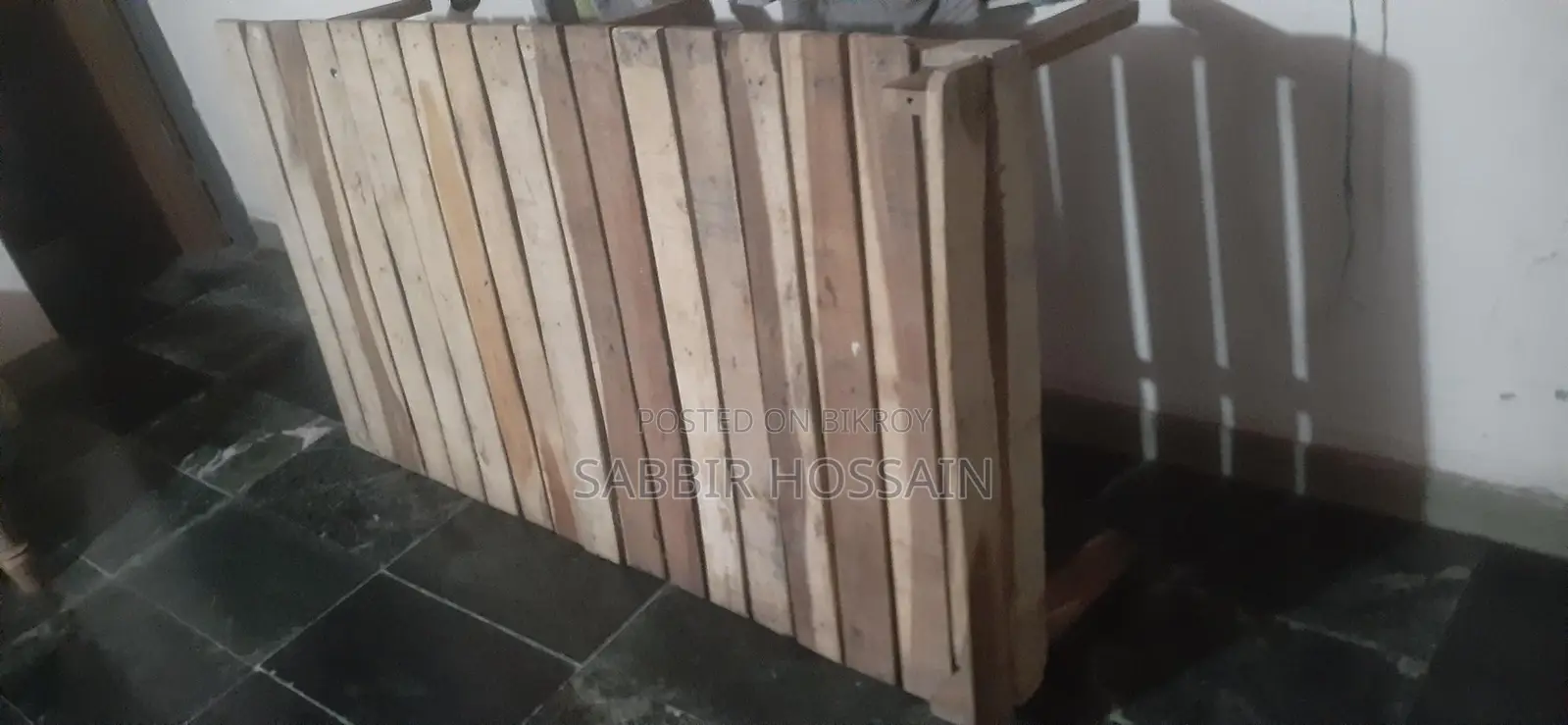 ব্যবহৃত একটি মজবুত কাঠের চোকি বিক্রি করা হবে।
