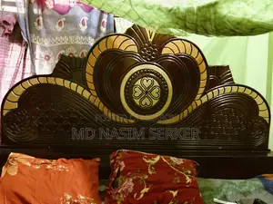 একটি পুরাতন খাট ৬ ফিট বাই ৭ বিক্রি করা হবে