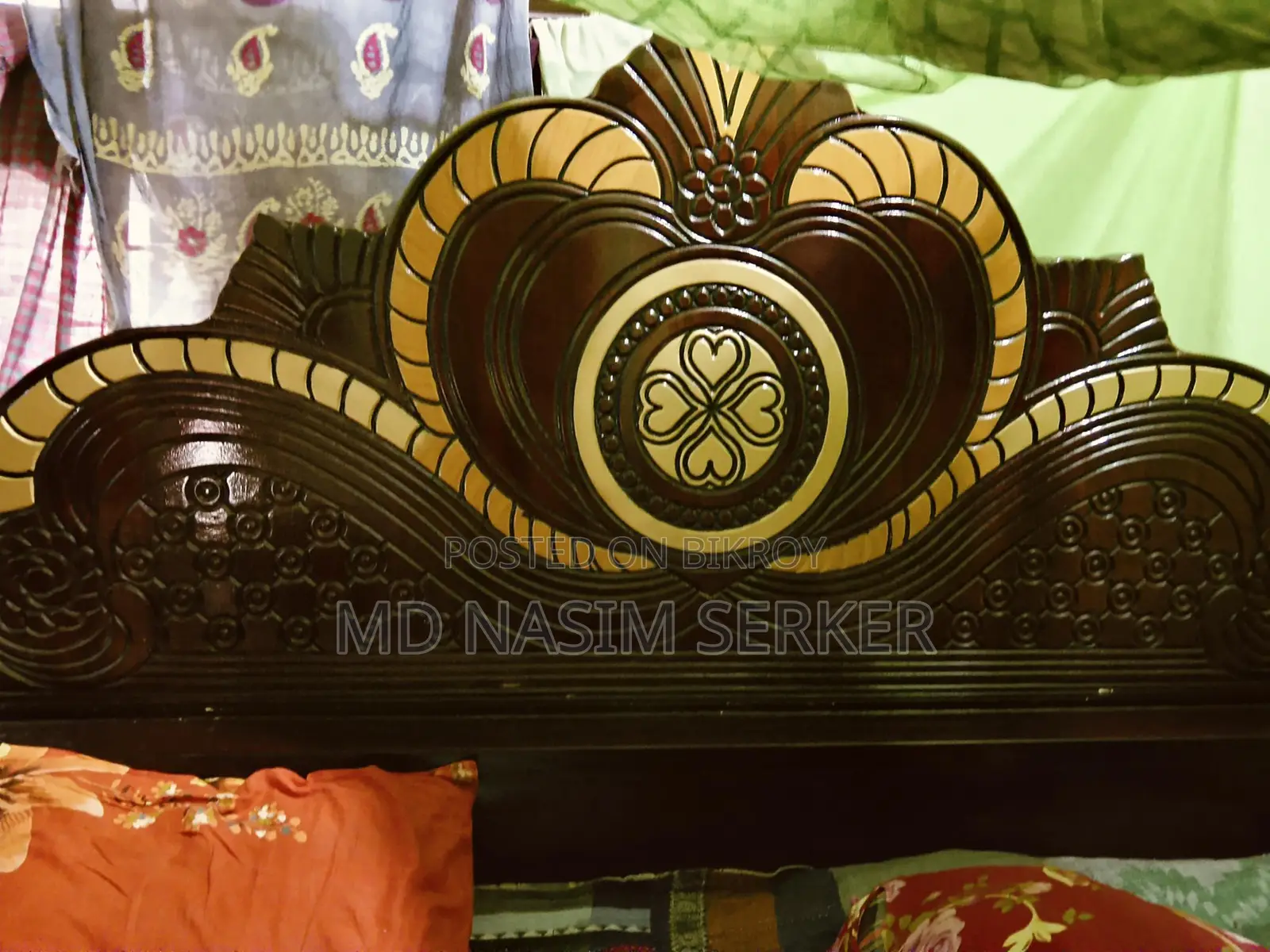একটি পুরাতন খাট ৬ ফিট বাই ৭ বিক্রি করা হবে
