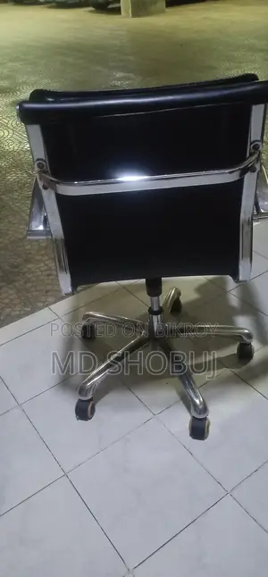 একটি চেয়ার বিক্রি হবে