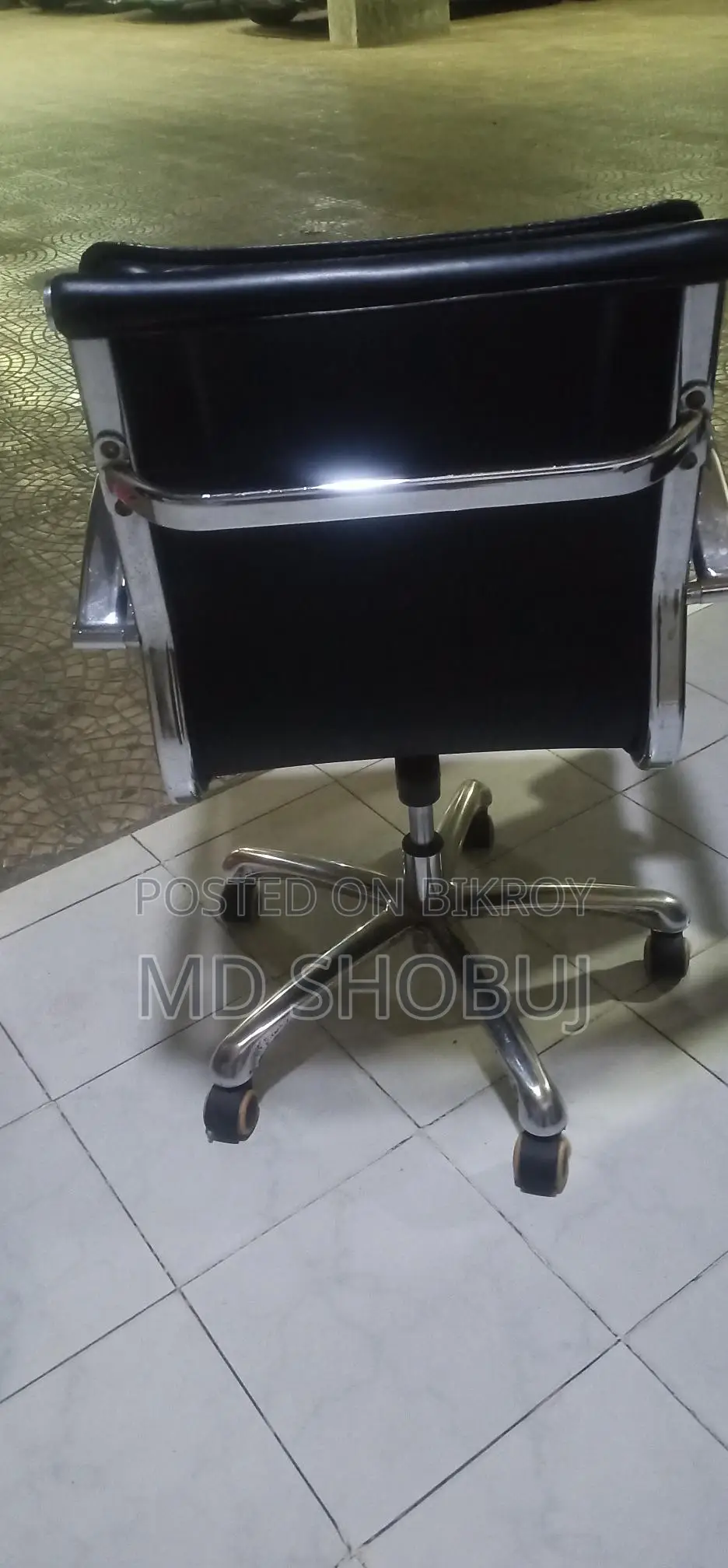 একটি চেয়ার বিক্রি হবে