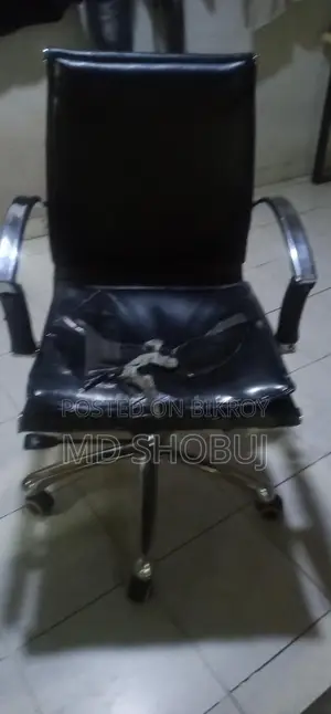 একটি চেয়ার বিক্রি হবে