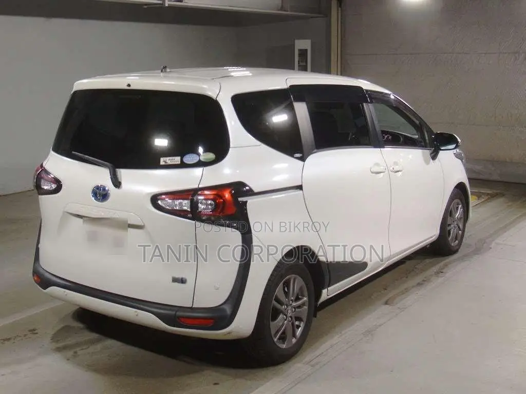 Toyota Sienta Hybrid//G-Curco. 2020
