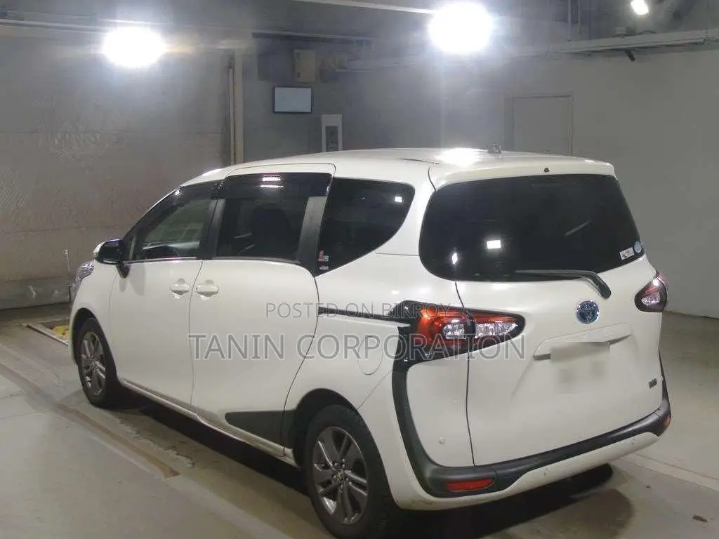 Toyota Sienta Hybrid//G-Curco. 2020
