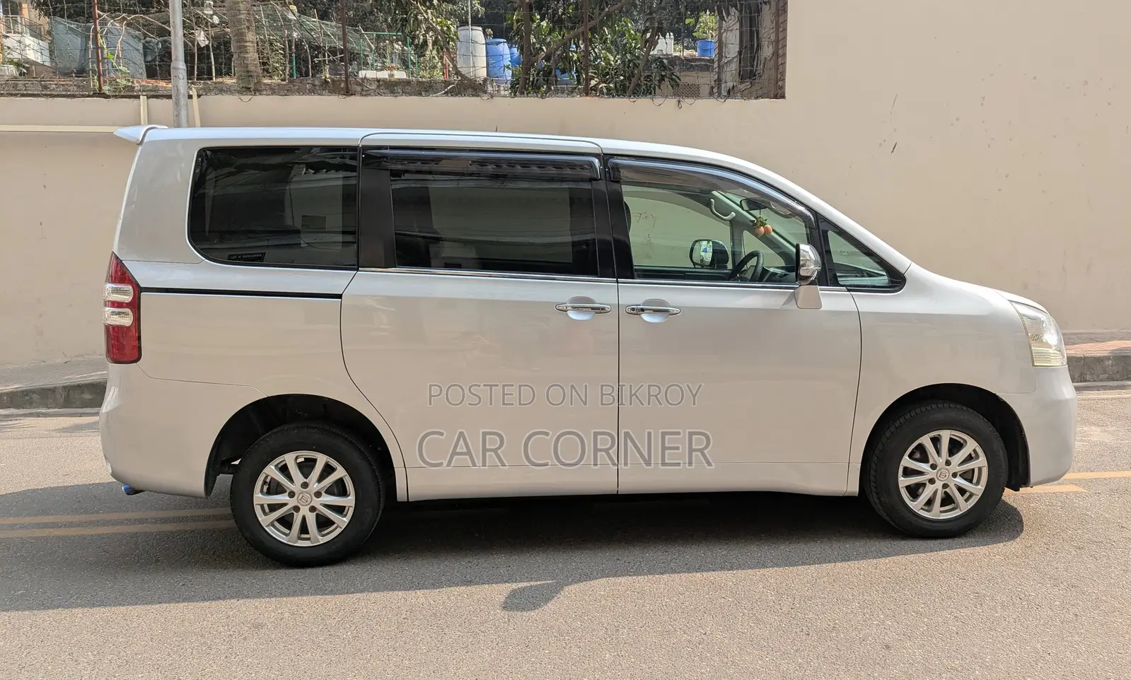 Toyota Noah 2009 Silver