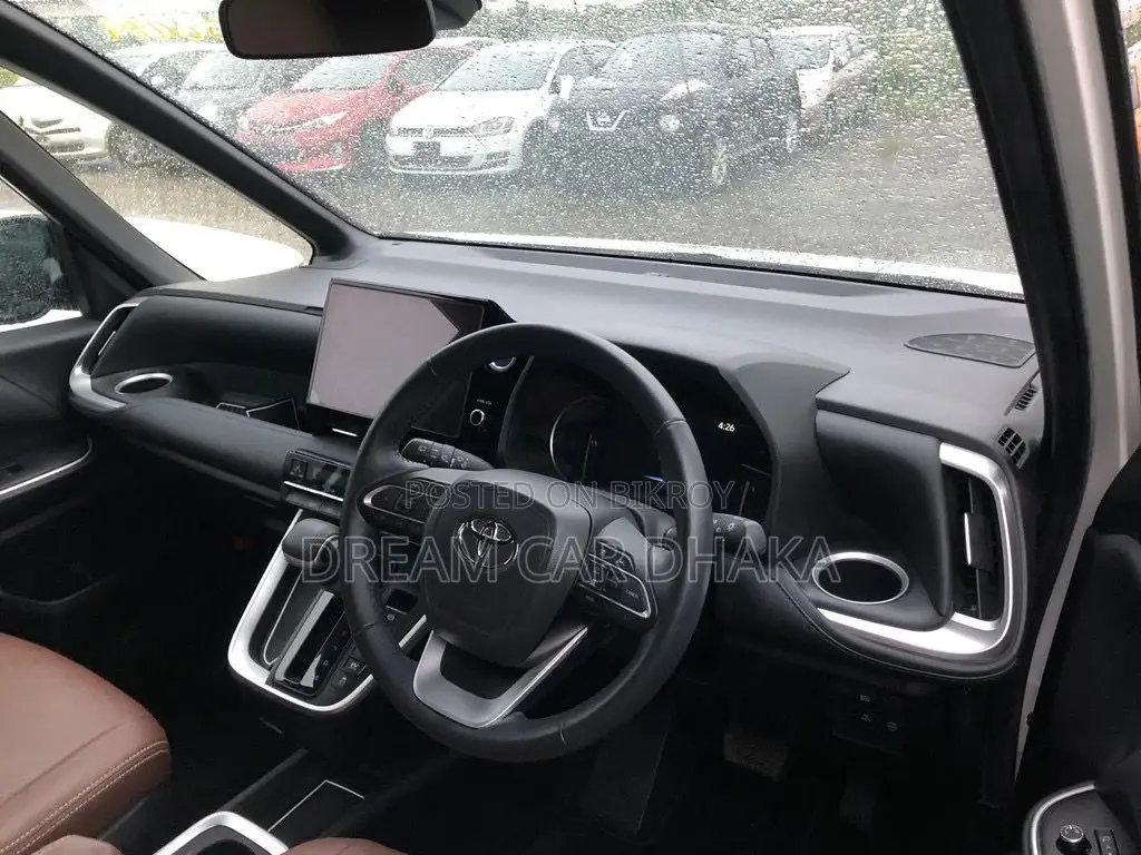 Toyota Voxy S-Z Hybrid 2022