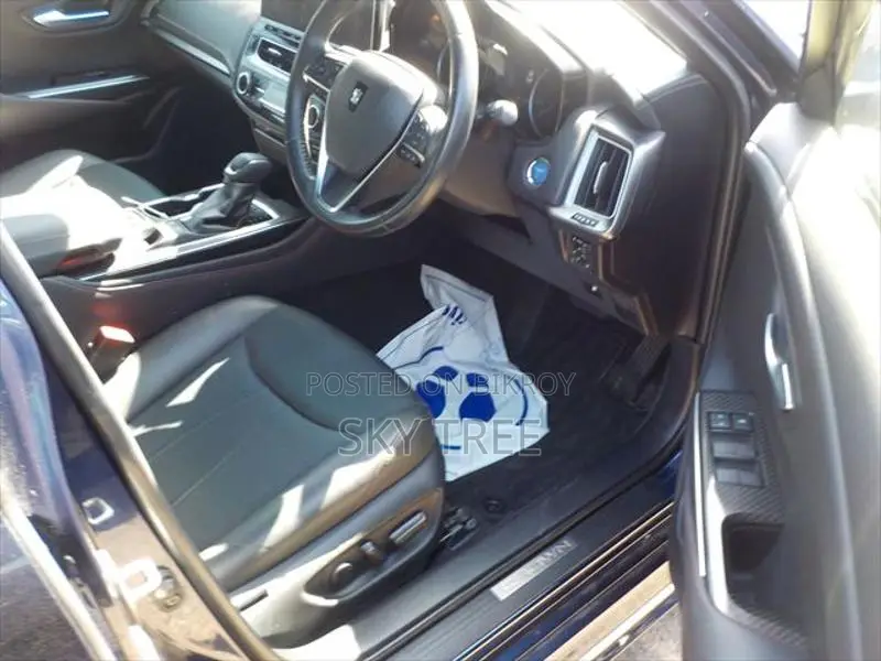 Toyota Crown RS 2021