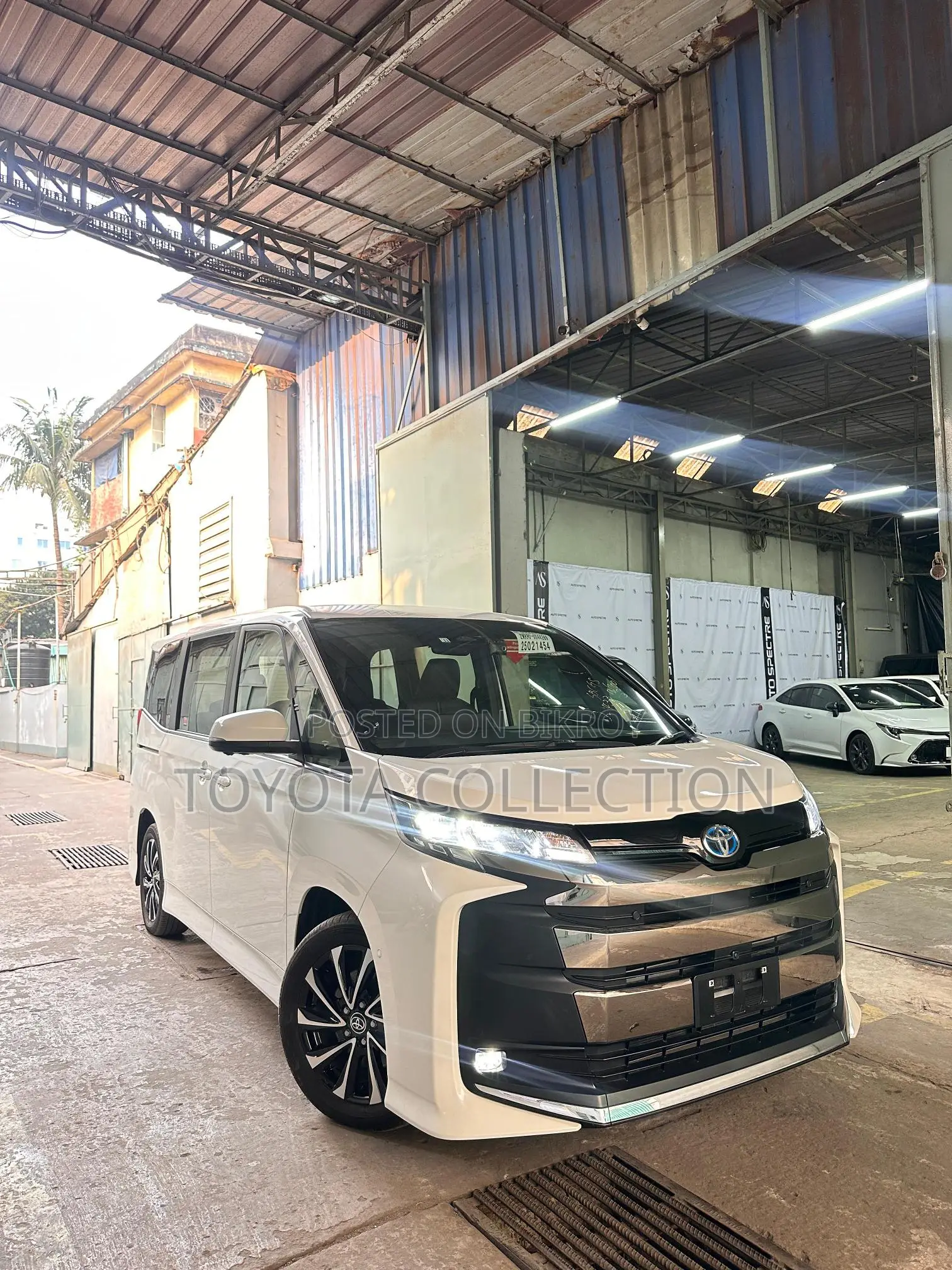Toyota Noah SZ 360 CEILING TV 2022