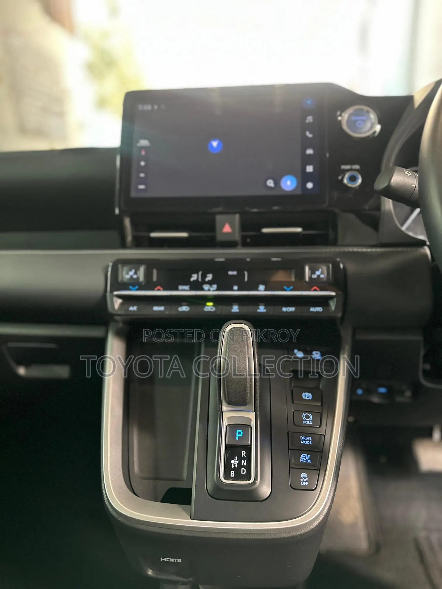Toyota Noah SZ 360 CEILING TV 2022