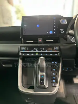 Toyota Noah SZ 360 CEILING TV 2022
