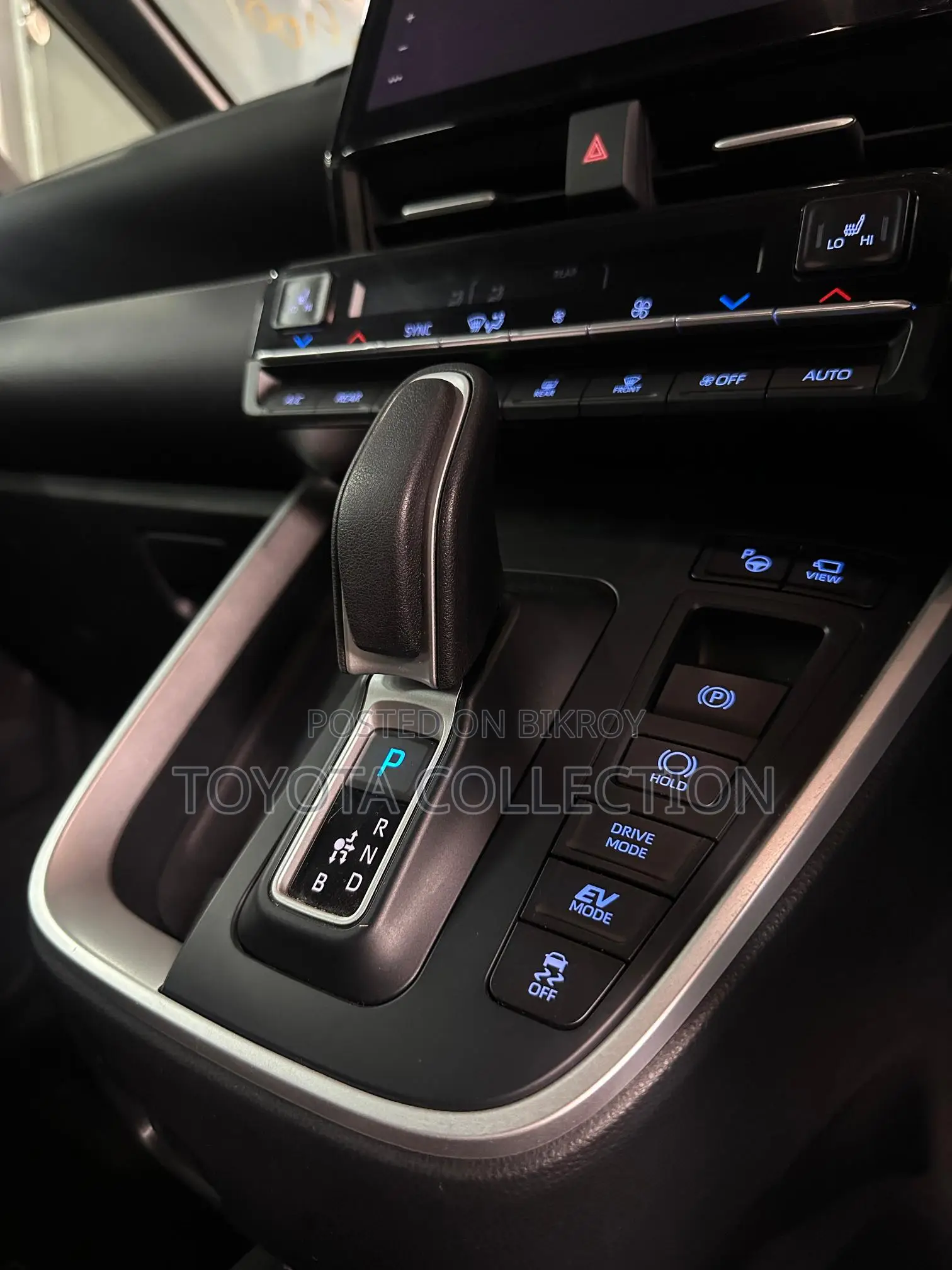 Toyota Noah SZ 360 CEILING TV 2022