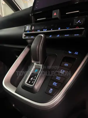 Toyota Noah SZ 360 CEILING TV 2022