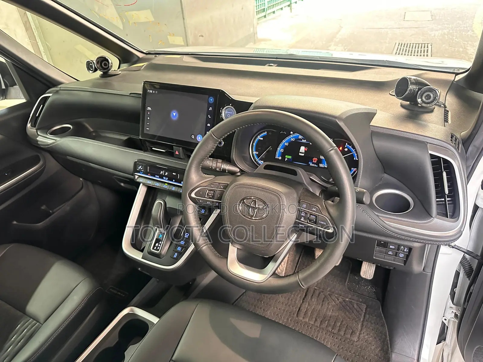Toyota Noah SZ 360 CEILING TV 2022