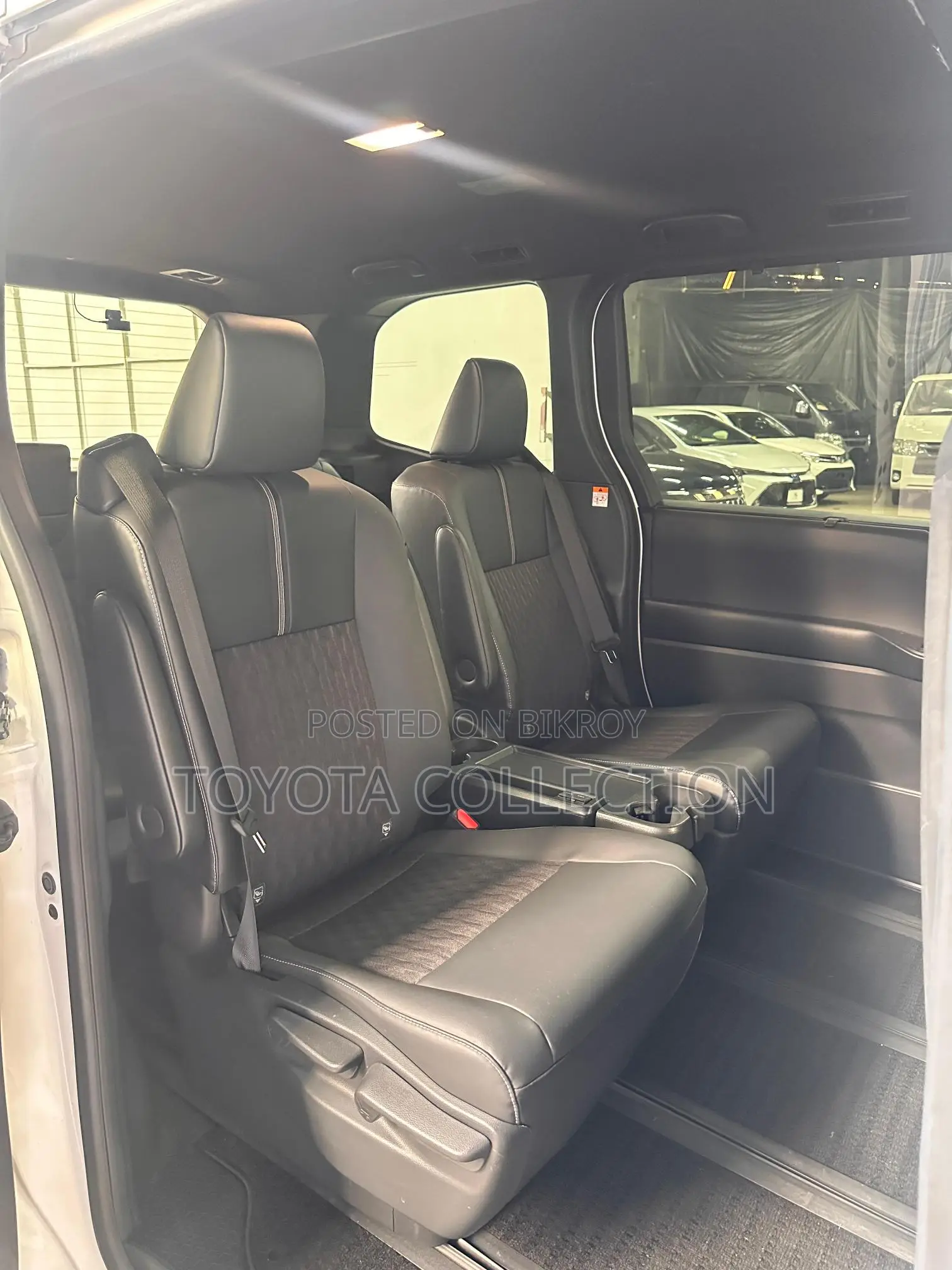 Toyota Noah SZ 360 CEILING TV 2022