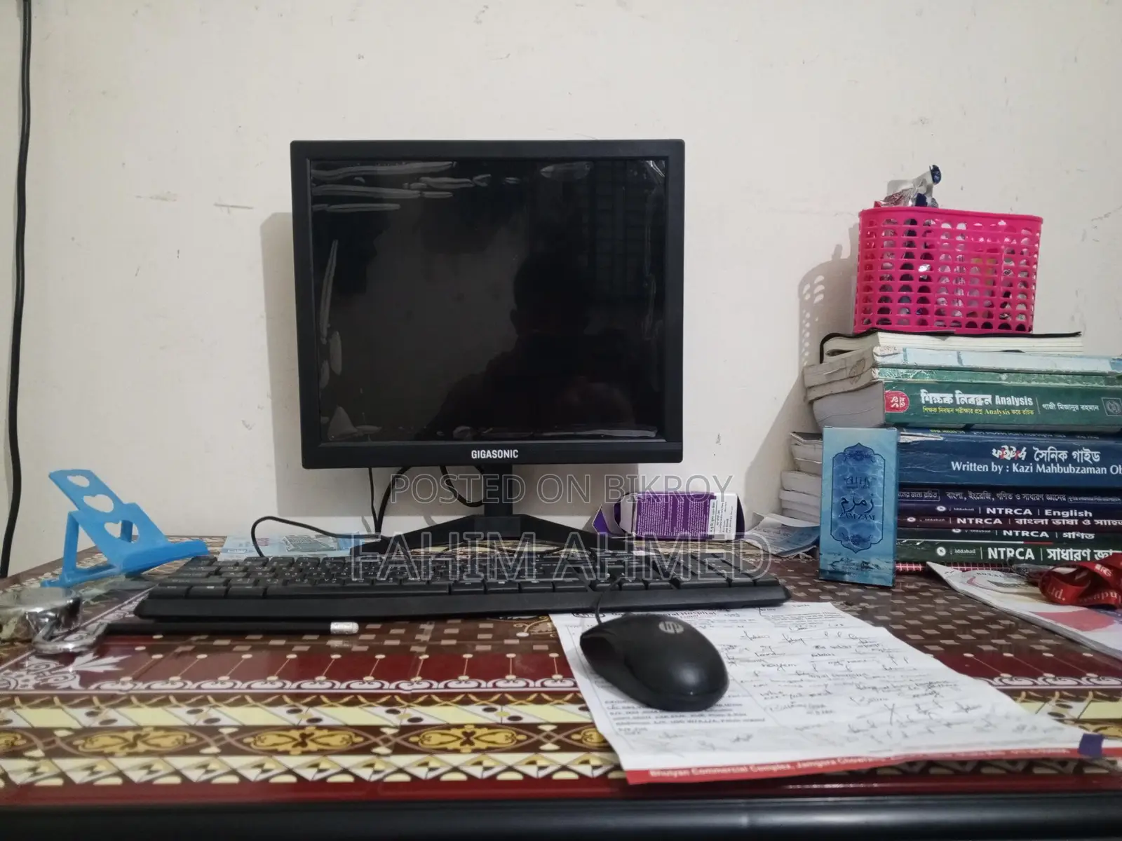 Gigasonic 17-inch Monitor