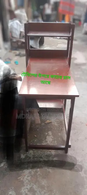 এটি একটি পড়ার টেবিল পুরাতন উপরে কাচের গ্লাস আছে