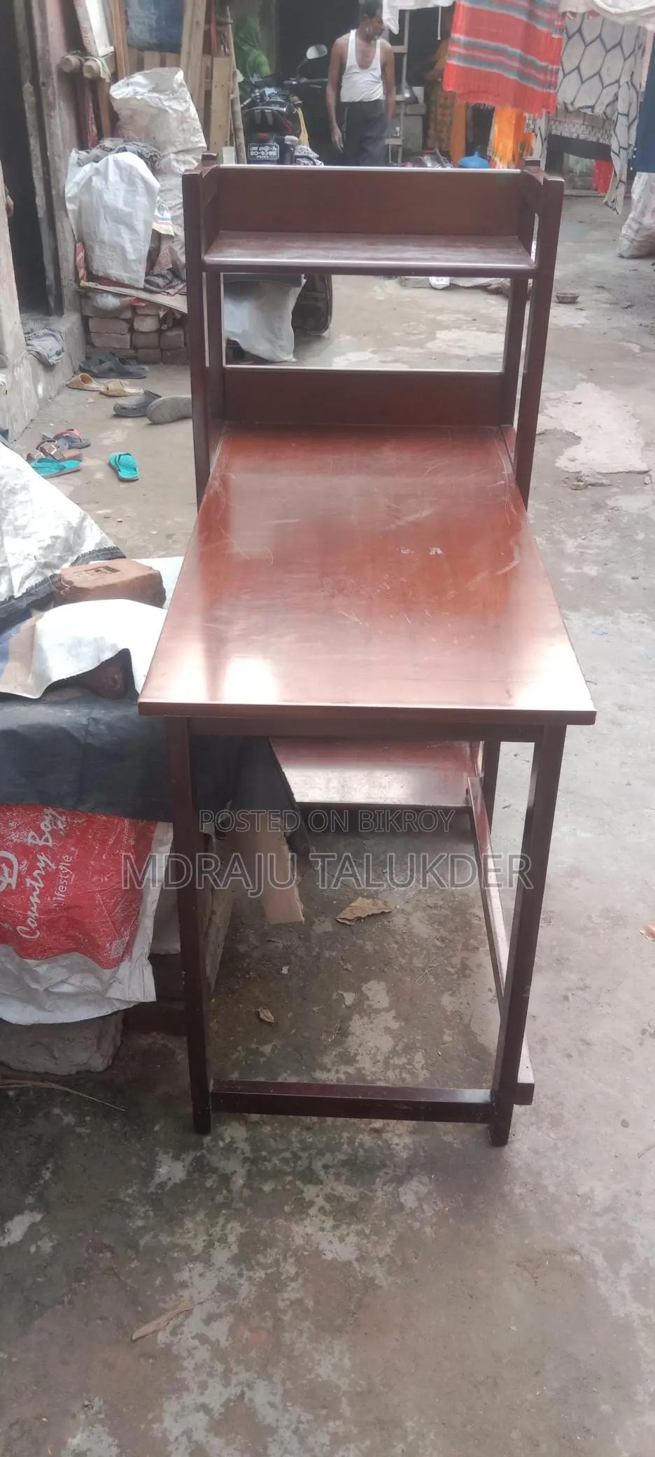 এটি একটি পড়ার টেবিল পুরাতন উপরে কাচের গ্লাস আছে