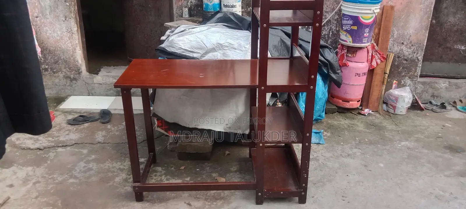 এটি একটি পড়ার টেবিল পুরাতন উপরে কাচের গ্লাস আছে