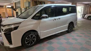 Toyota Noah . 2018