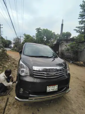 Toyota Noah X 2012