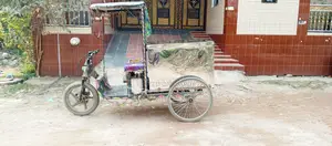 আইসক্রিম ও দুধের ভ্যান