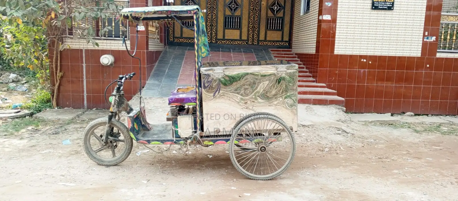 আইসক্রিম ও দুধের ভ্যান