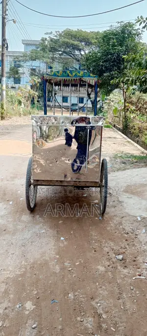 আইসক্রিম ও দুধের ভ্যান