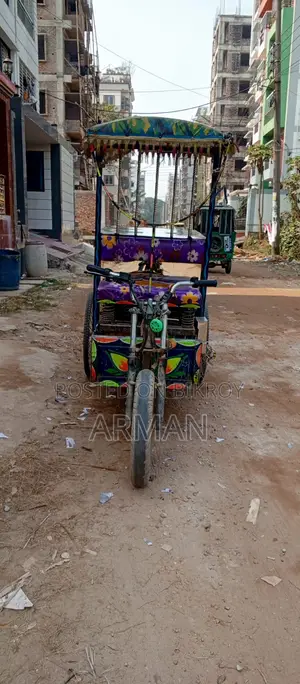 আইসক্রিম ও দুধের ভ্যান