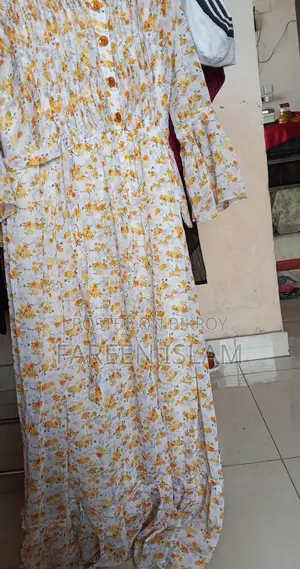 সাদা গাউন