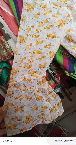 সাদা গাউন