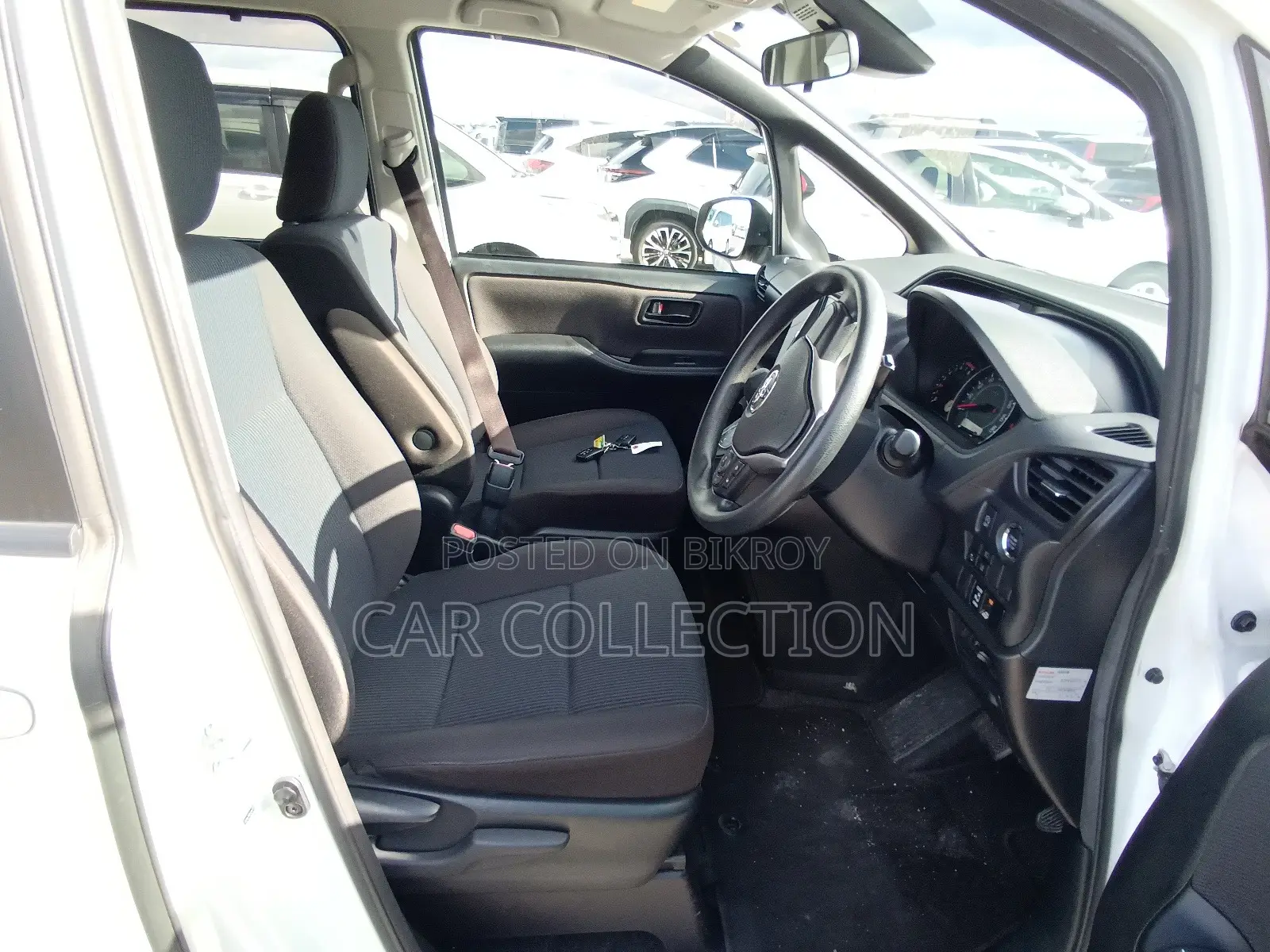 Toyota Noah X pearl 2021