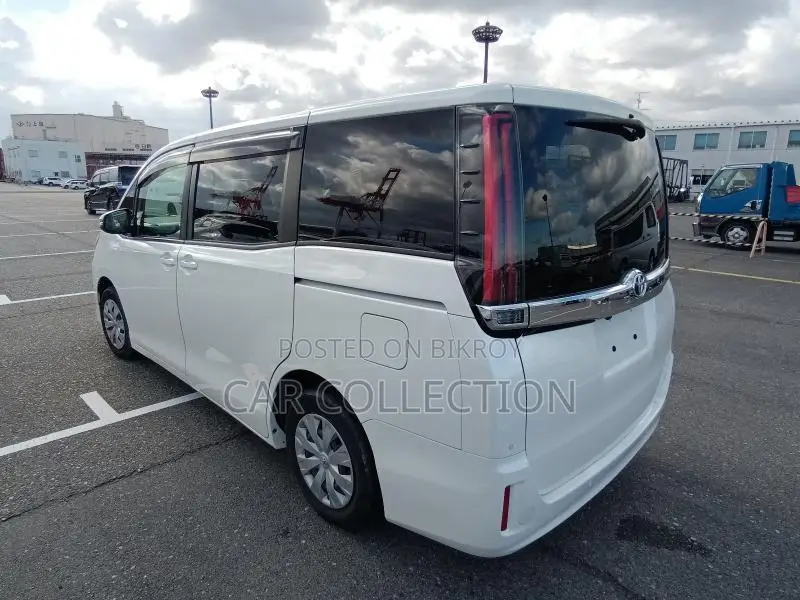 Toyota Noah X pearl 2021