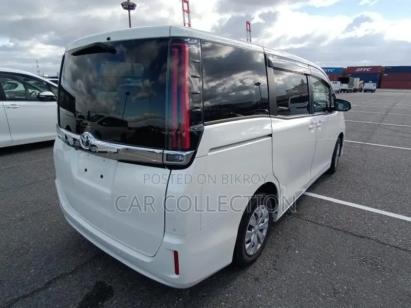Toyota Noah X pearl 2021