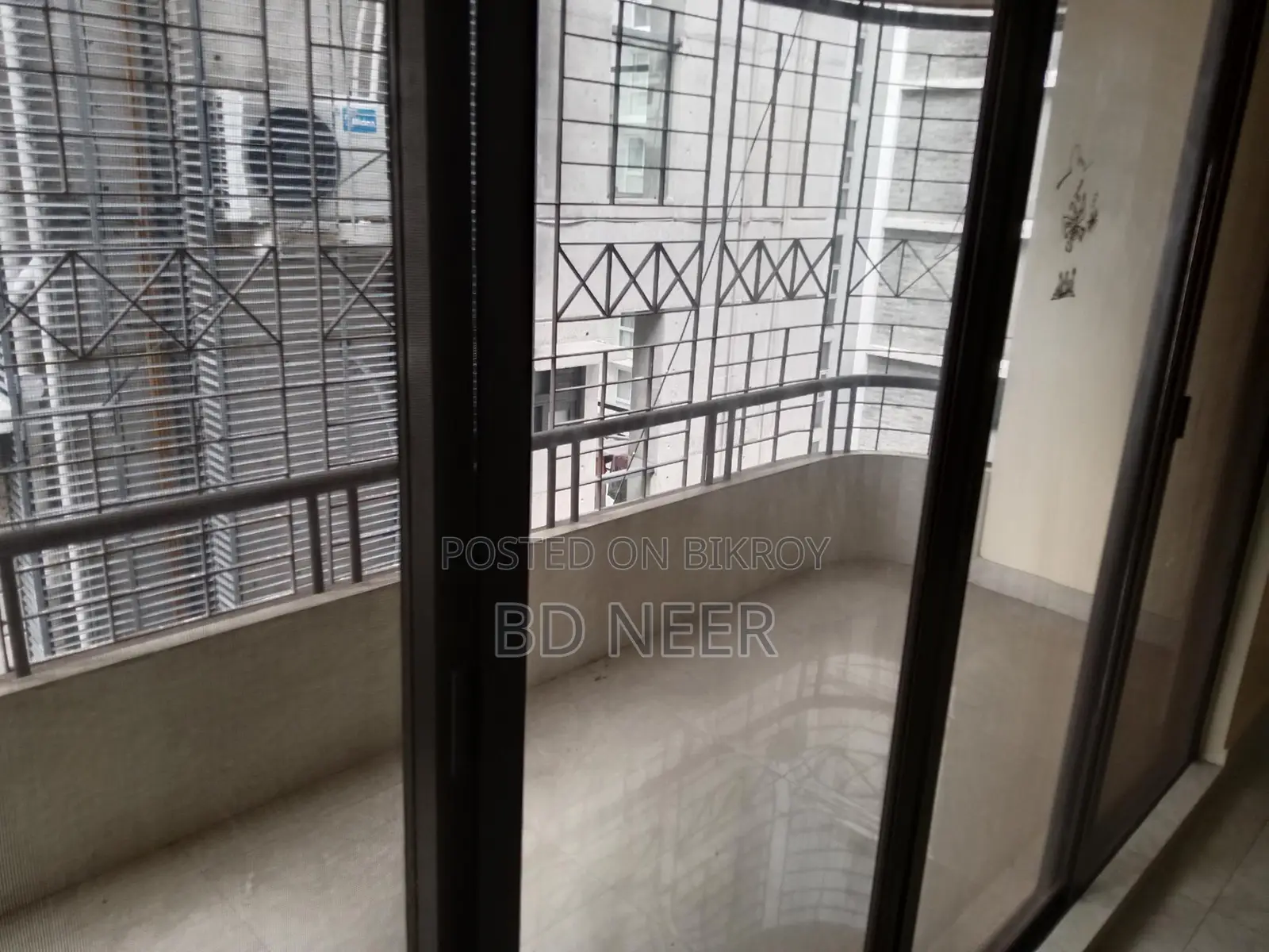 pretty looking 2400 sft 3 Bed room apt rent in banani South