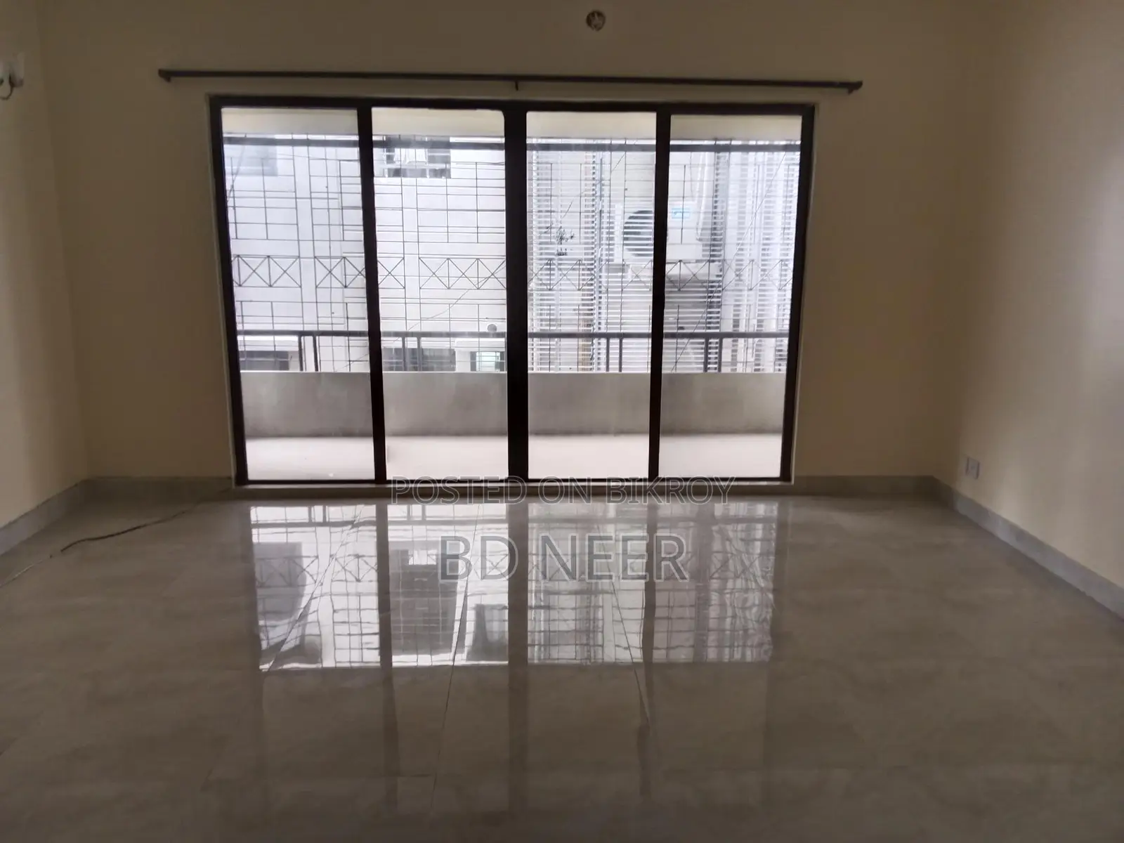 pretty looking 2400 sft 3 Bed room apt rent in banani South
