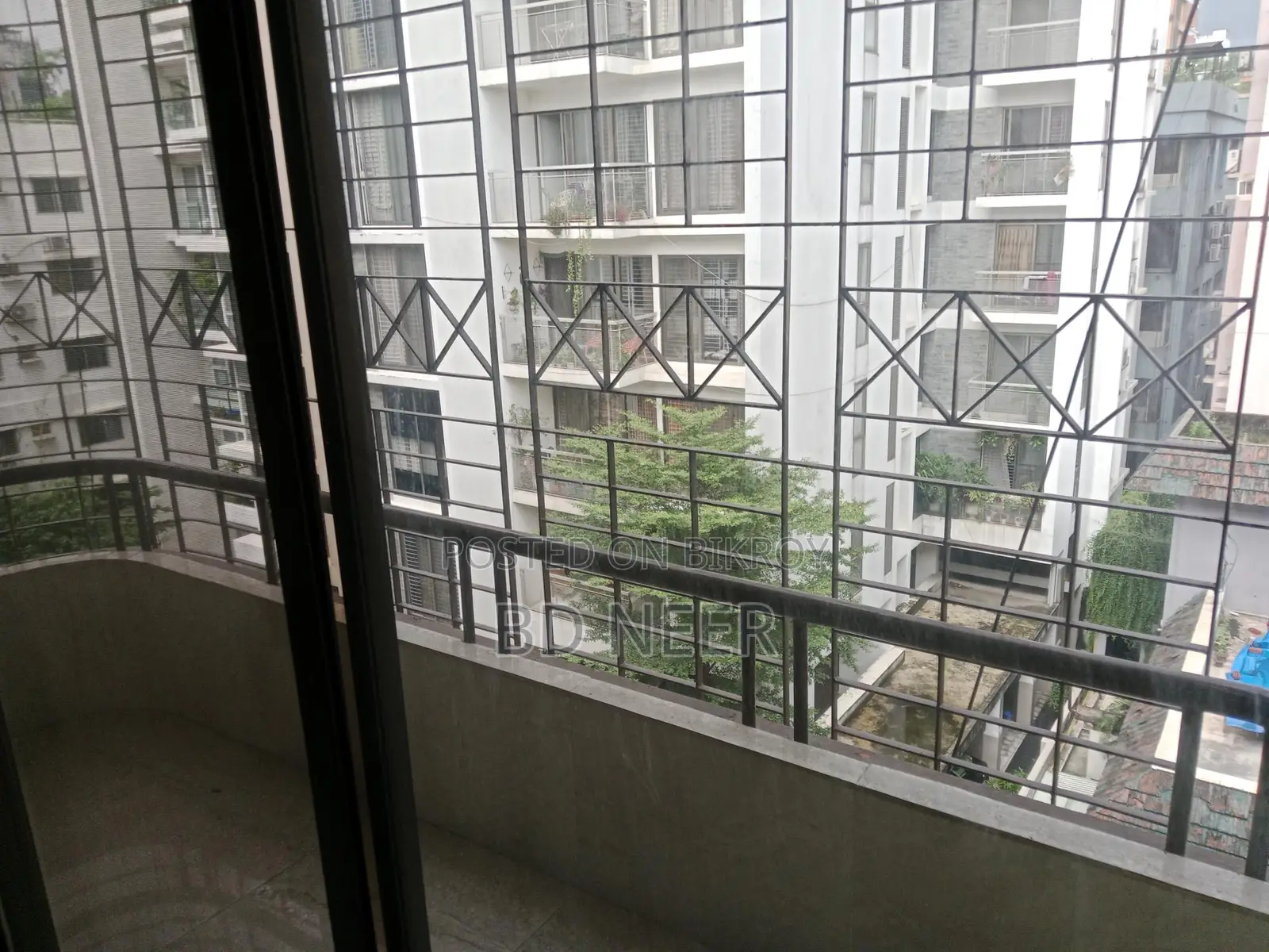 pretty looking 2400 sft 3 Bed room apt rent in banani South
